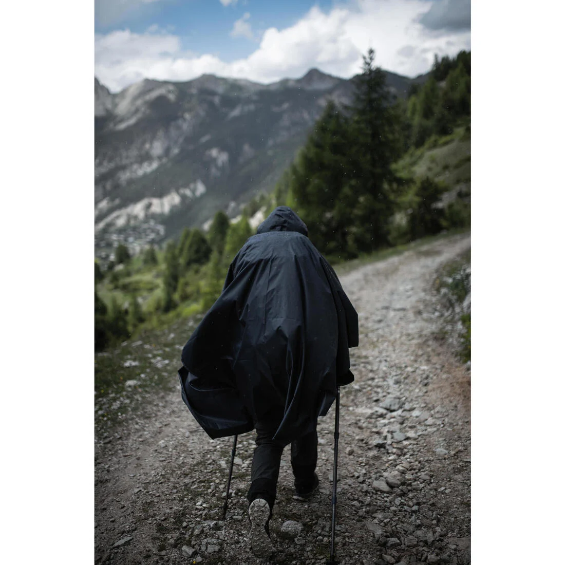 Hiking Rain Poncho - FORCLAZ MT 100 - 30 L - BLUE — تصویر 2