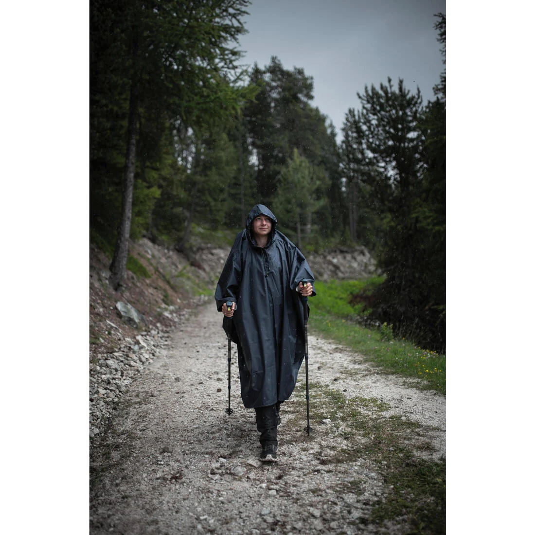 Hiking Rain Poncho - FORCLAZ MT 100 - 30 L - BLUE — تصویر 3