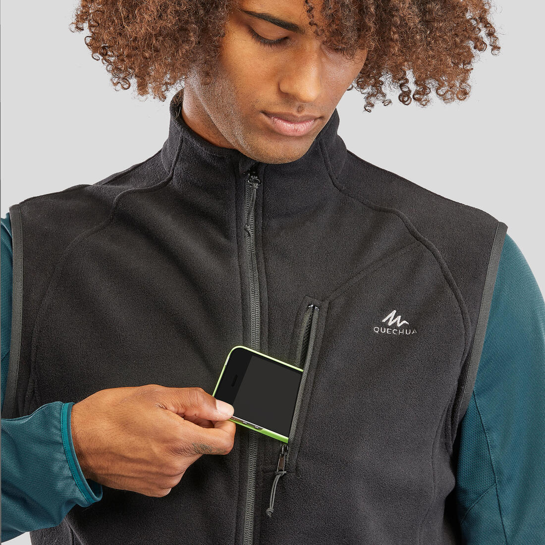 Men’s Mountain Walking Fleece Gilet MH100 - Black — تصویر 2