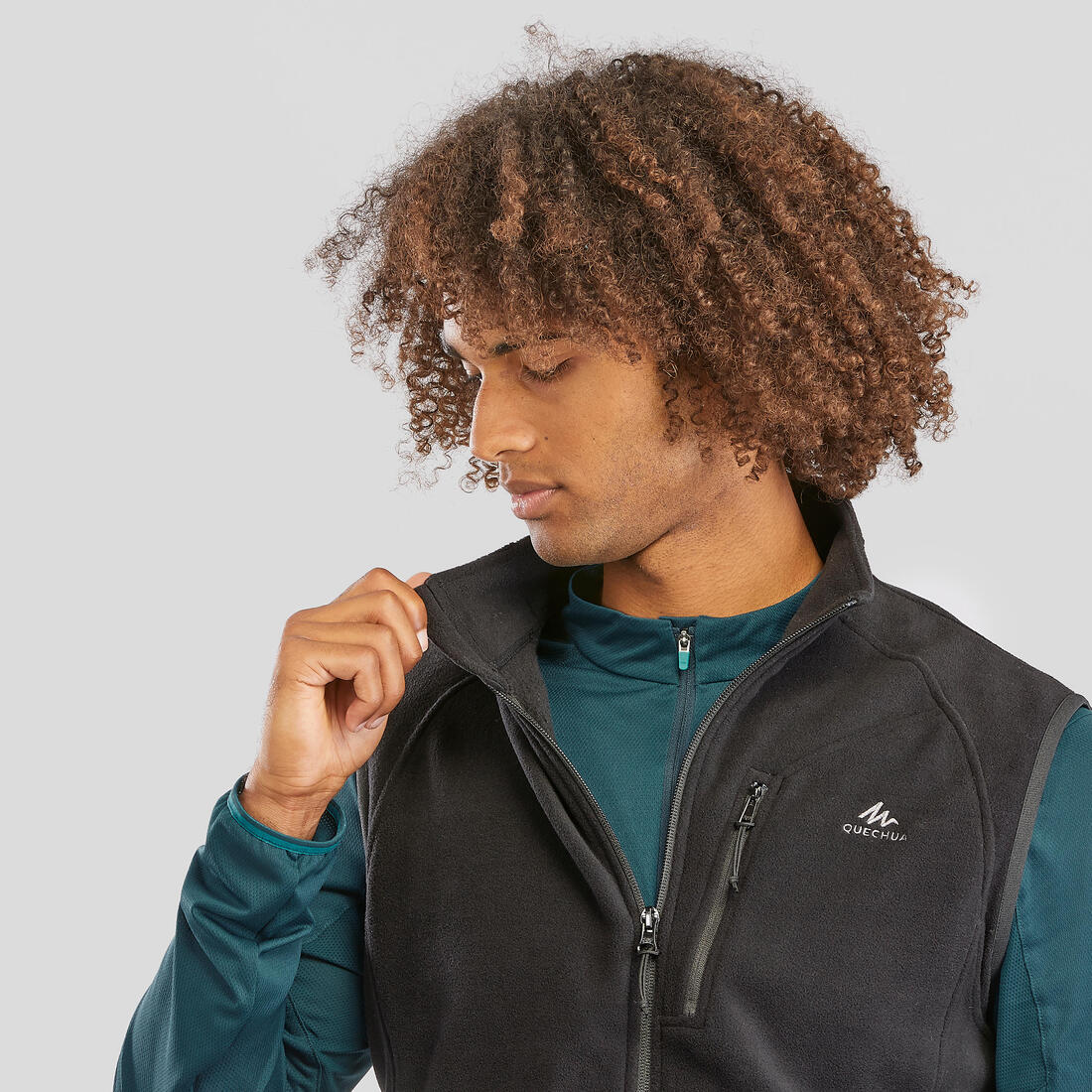 Men’s Mountain Walking Fleece Gilet MH100 - Black — تصویر 3