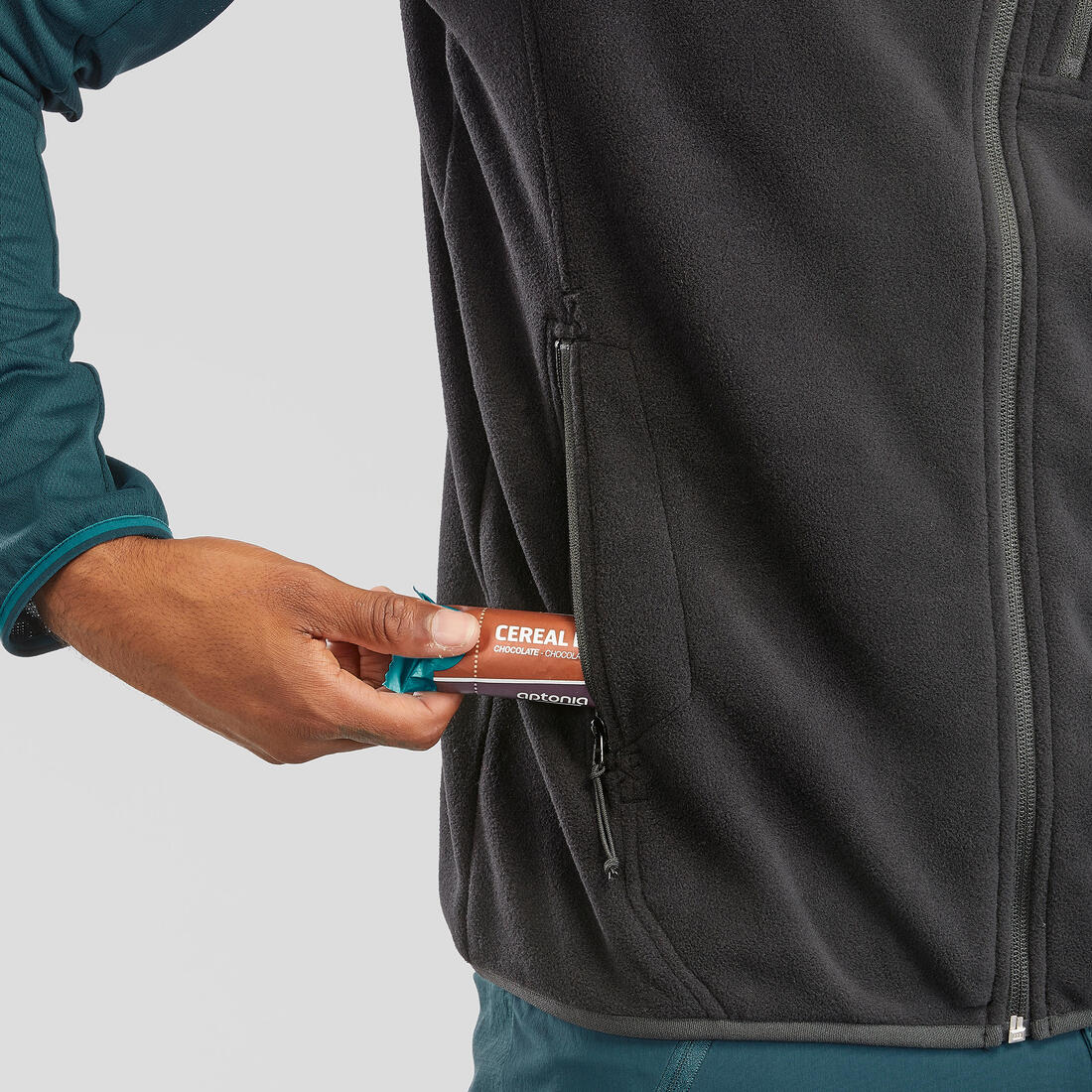 Men’s Mountain Walking Fleece Gilet MH100 - Black — تصویر 4